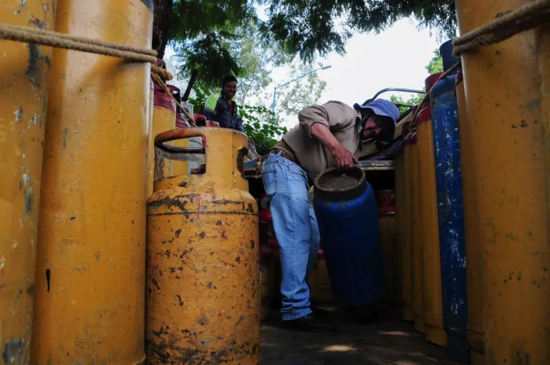 Gasero maniobrando un tanque de gas LP: el gremio amaga con un nuevo paro indefinido