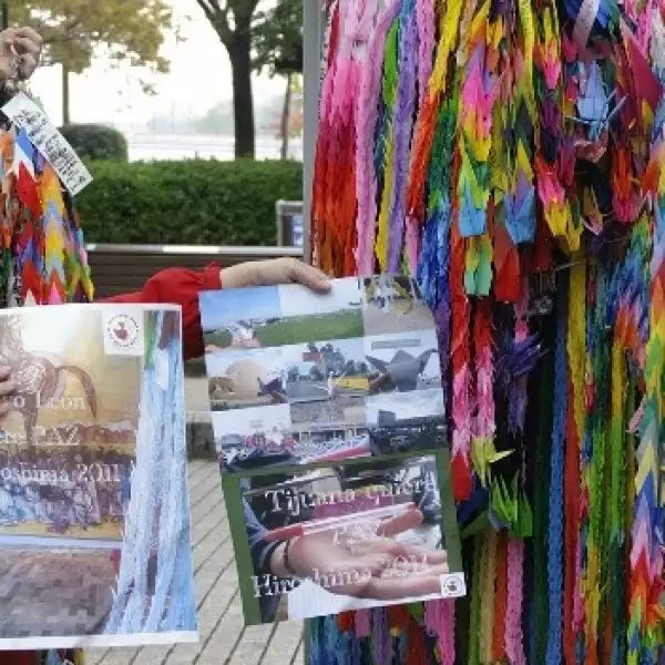 colocacion de grullas en hiroshima