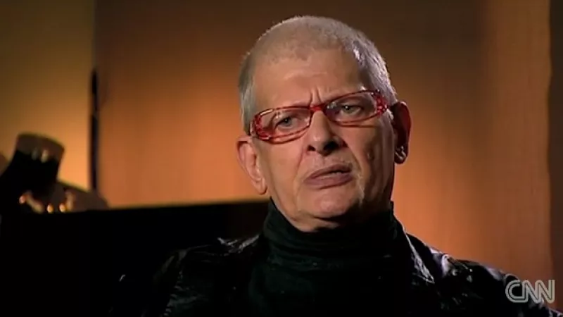 Padrastro - papá de Assange