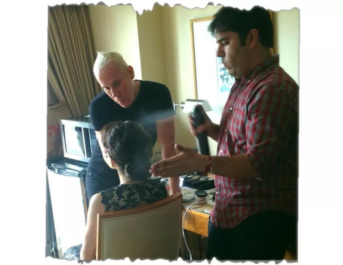 Alessandra poniéndose muy guapa para la entrega.