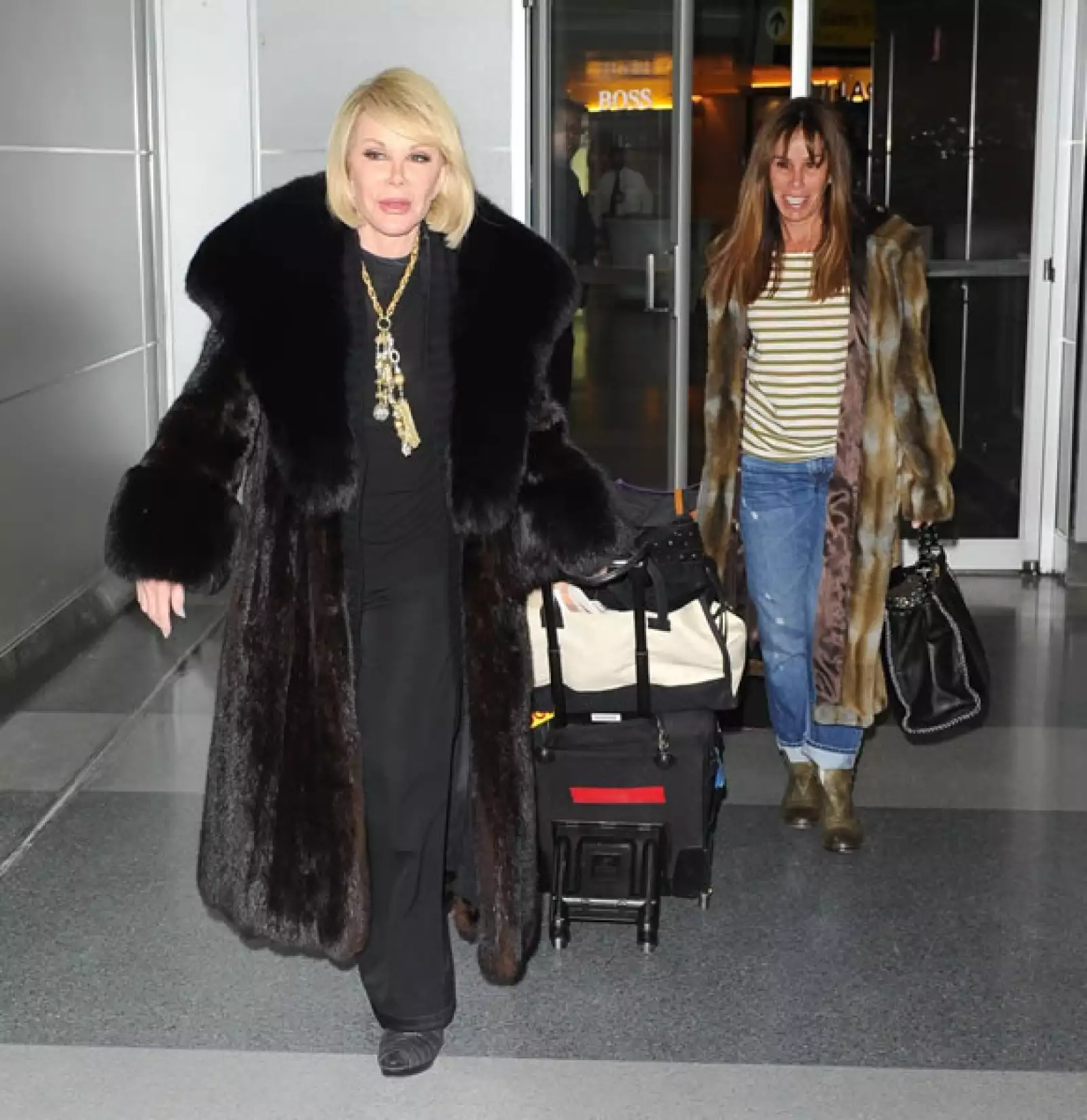Joan Rivers y Melissa Rivers a su llegada a Nueva York luego de los Golden Globes. Ellas se distinguieron por sus abrigos de piel.