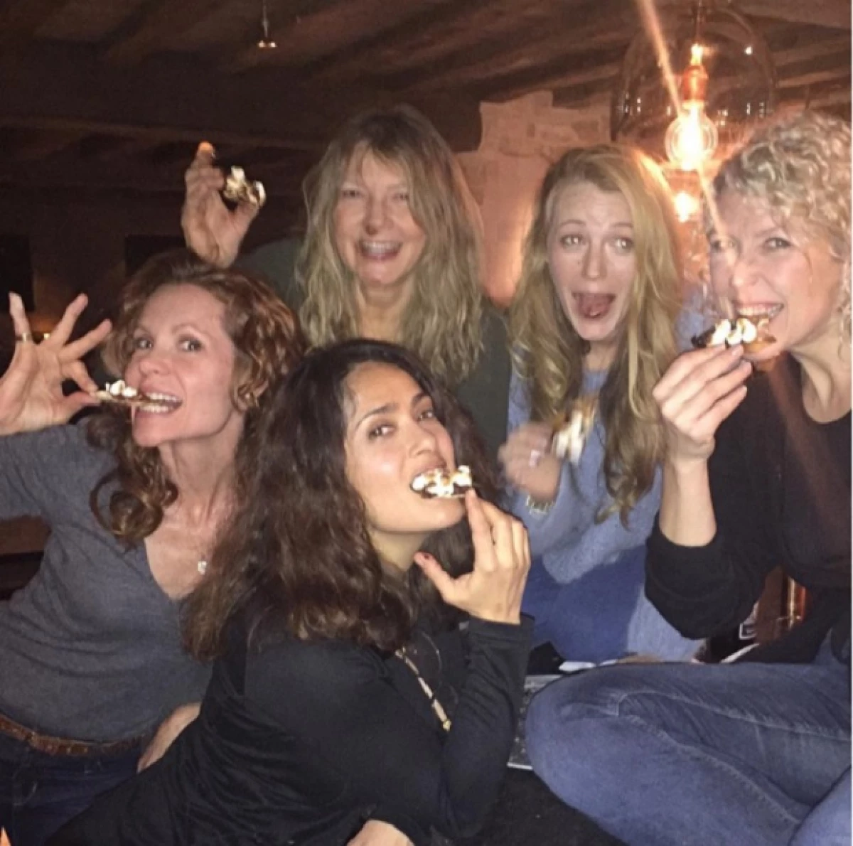 En una imagen compartida por la actriz mexicana, ella aparece de lo más divertida comiendo pizza junto a la esposa de Ryan Reynolds y su familia.