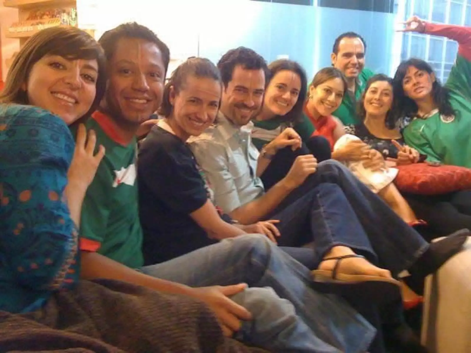 Alex Betancourt y Ceci Salinas Occelli celebraron con sus amigos la victoria.