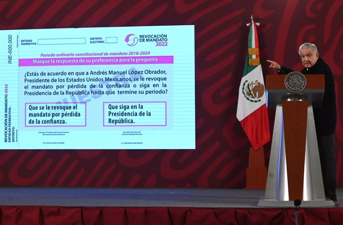 Andrés Manuel López Obrador, presidente de México, muestra la pregunta que se le realizará a la gente que participe en la Revocación de Mandato el próximo 10 de abril.