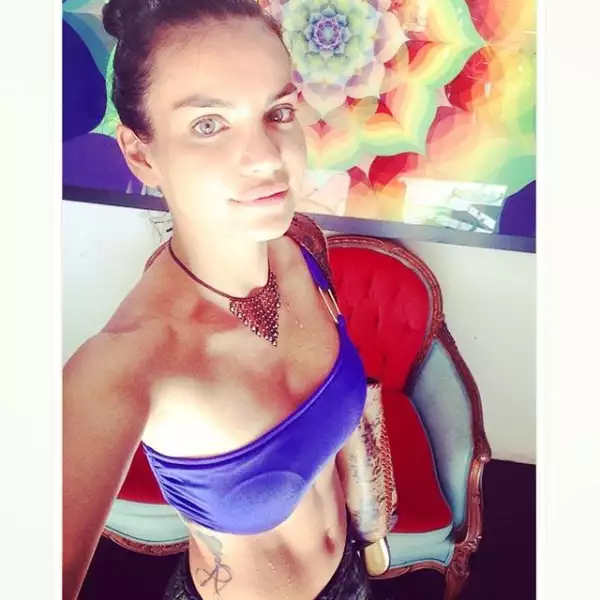 1.	Ayari Anaya presume su abdomen después de un día en la playa.