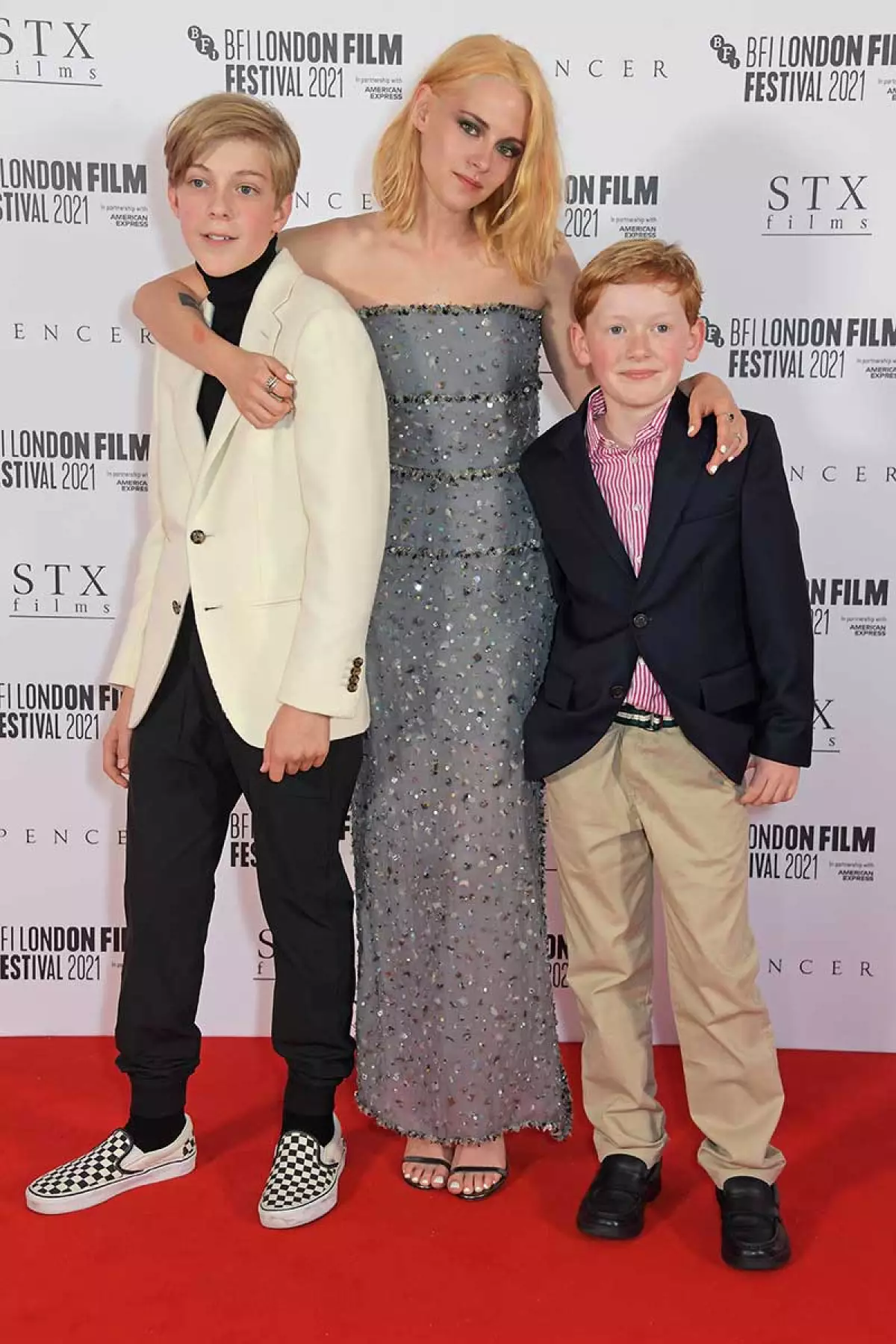 Jack Nielen, Kristen Stewart y Freddie Spry en la premier de 'Spencer' en Londres.