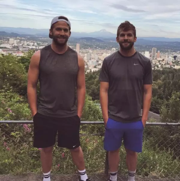 Los hermanos son empresarios y se encuentran en un viaje por Europa.