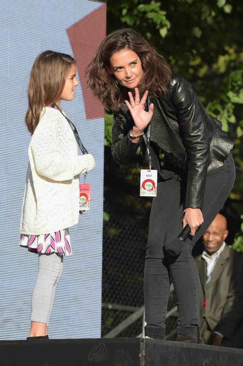 Katie Holmes invitó a su hija a saluda al público.