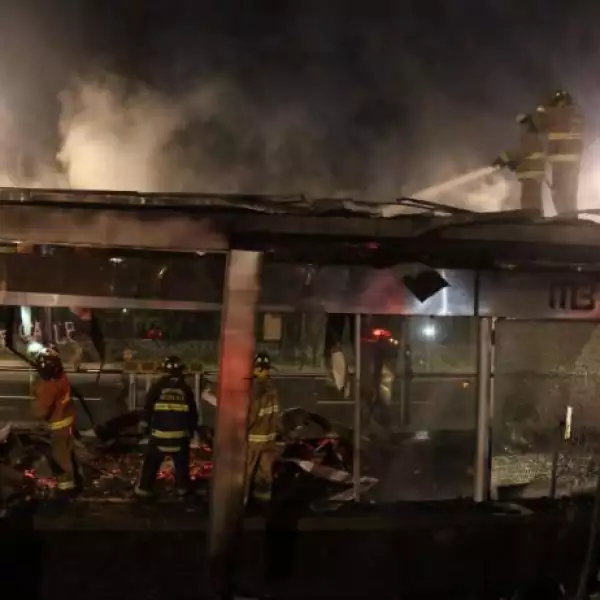 Metrob�s y estaci�n incendiados