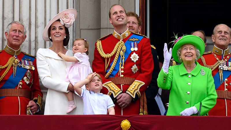 La hermanita menor del príncipe George sorprendió al aparecer en los brazos de su mamá, Kate Middleton, durante el festejo 'Trooping the Colour'.