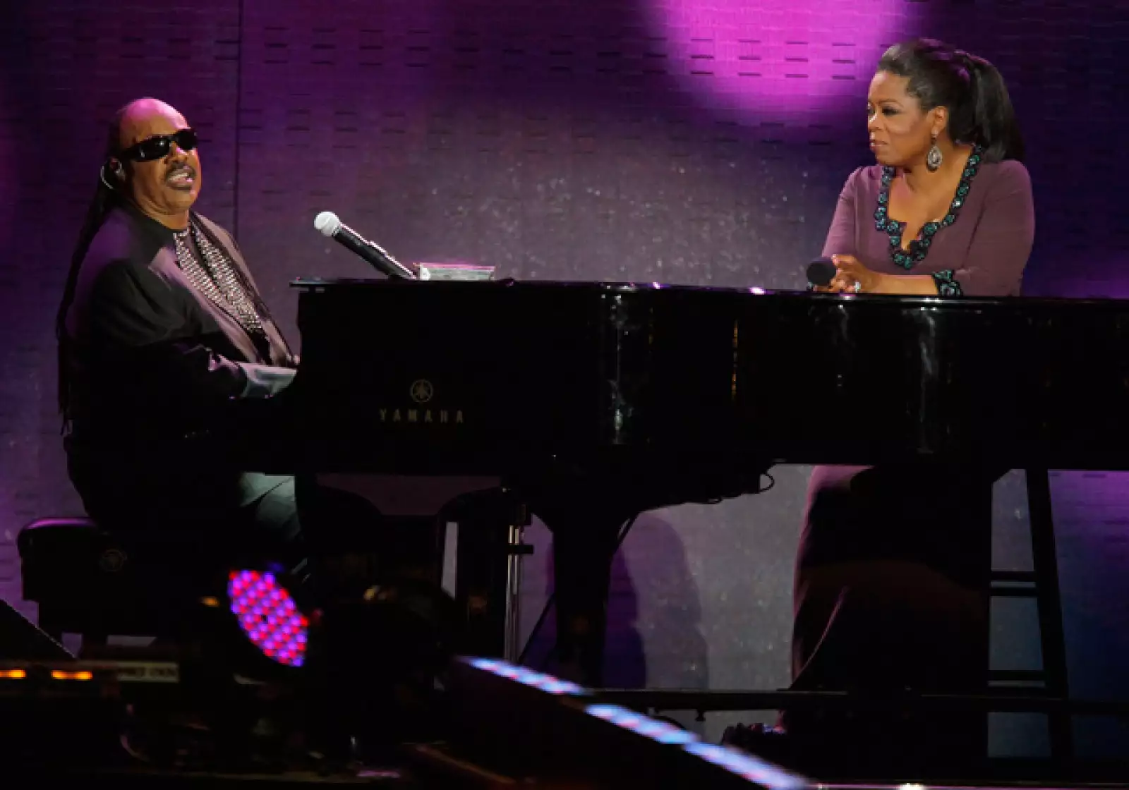 `Oprah gracias por usar tus dones para levantar tantos corazones´, le dijo Stevie Wonder.