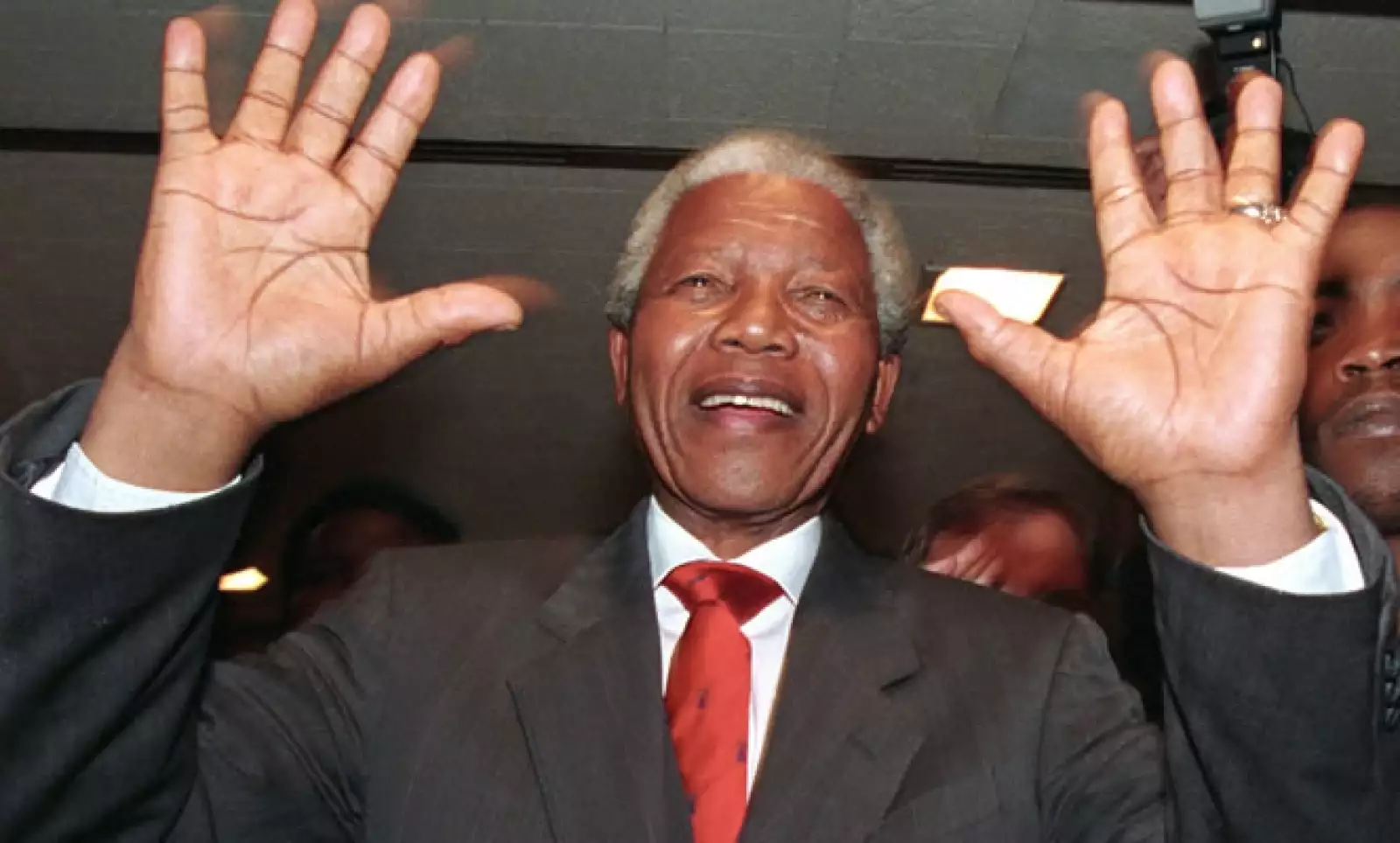 "Cuando finalmente atravesé esas puertas (...) sentí que mi vida comenzada de nuevo incluso a la edad de 71 años. Mis 10.000 días de prisión habían finalmente terminado", escribió Mandela tras su liberación el 11 de febrero de 1990.