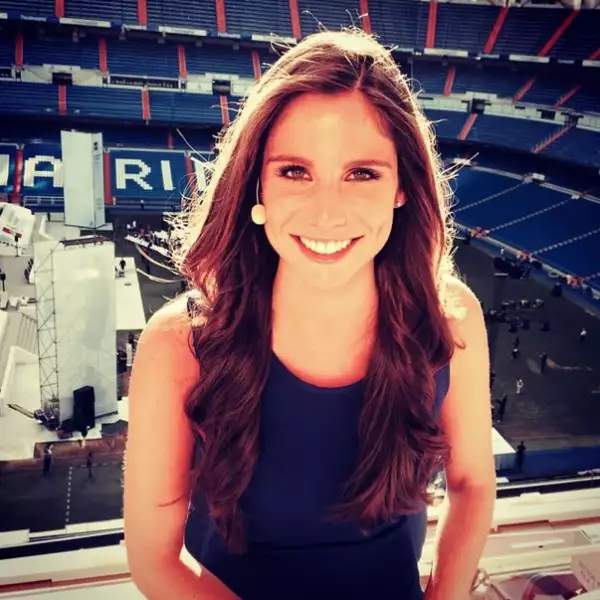 Lucía Villalón es una conductora, de 26 años, del Real Madrid TV.