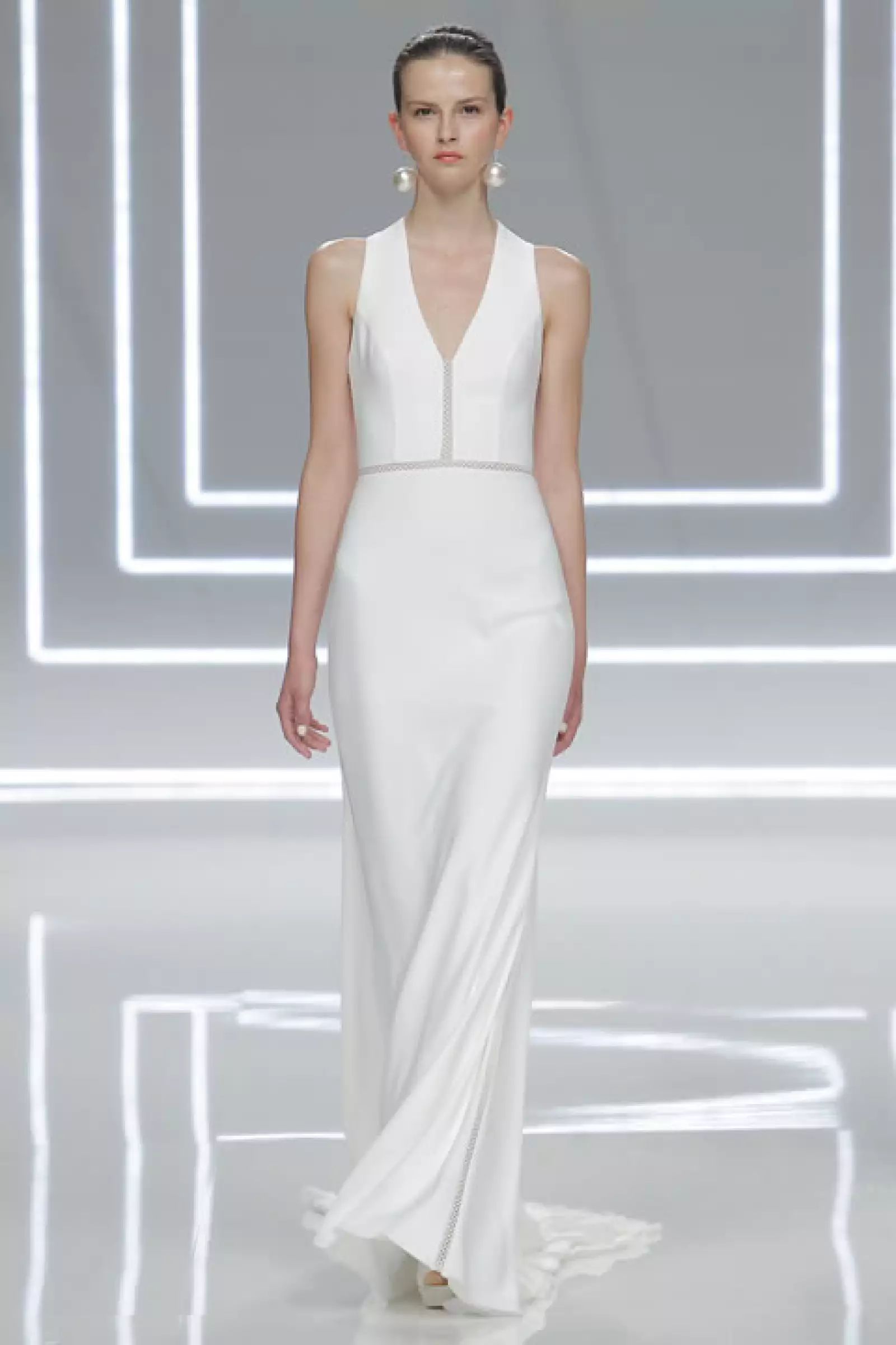 Vestido Nevada de crepe de seda con incrustaciones de encaje valenciennes.