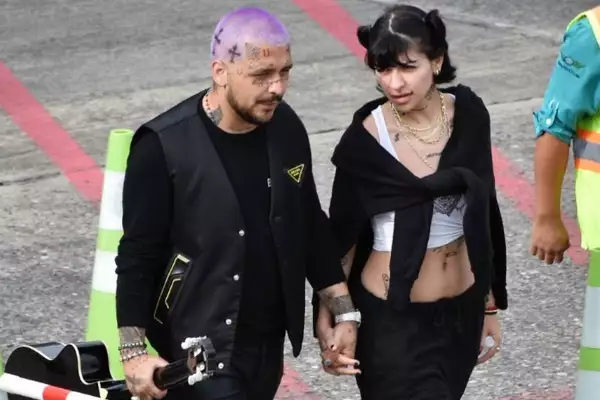 Christian Nodal y Cazzu en el aeropuerto de Guatemala