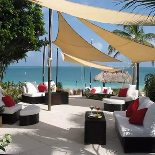 Si te casas en un jardín o un salón con suficiente espacio, una gran idea es poner una zona de lounge para recibir a tus invitados con un coctel de bienvenida. Ya después pueden pasar a la recepción.