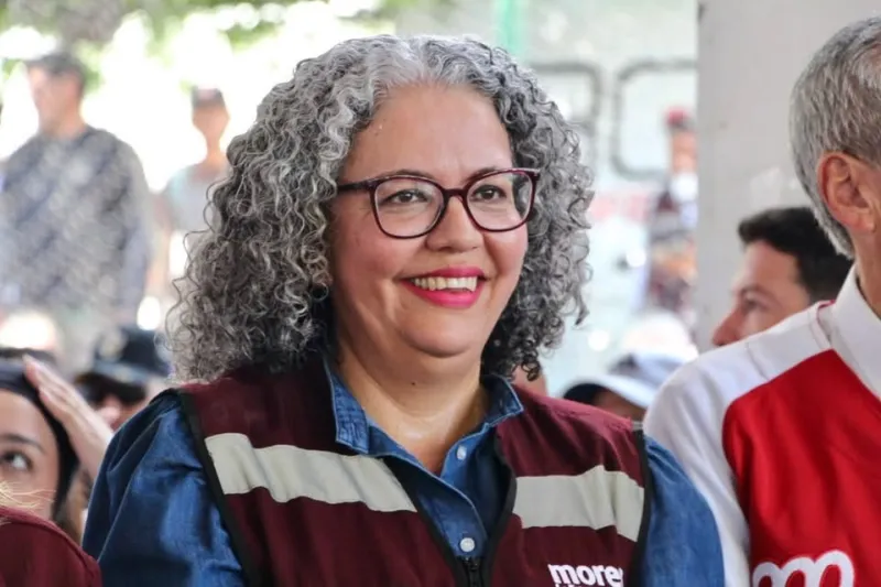 Graciela Domínguez viste el chaleco de Morena en una gira. 