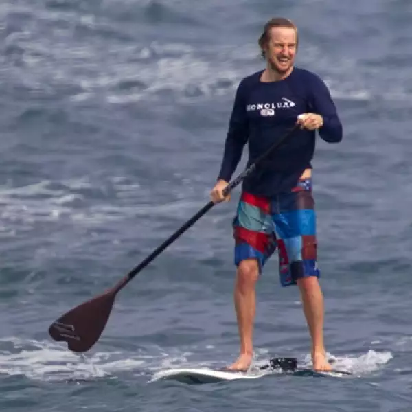 Owen Wilson también surfea seguido en Hawai.