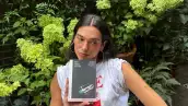 Dua Lipa sostiene un libro recomendado en su club de lectura