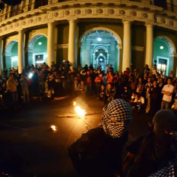 Estudiantes de la Universidad Veracruzana, activistas, catedráticos y anarquistas marcharon hacia la plaza Lerdo. Encapuchados incendiaron la entrada principal del Palacio de Gobierno.