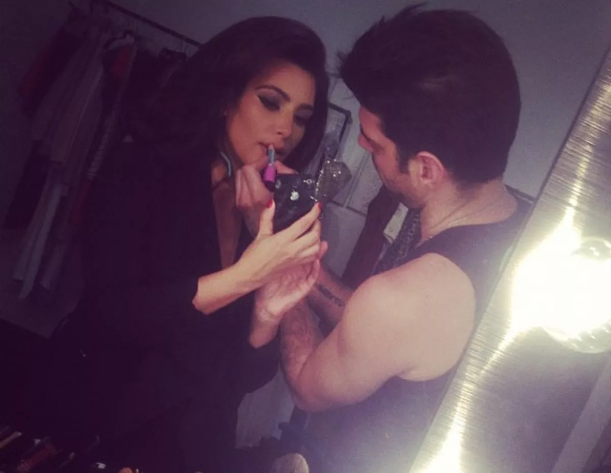 Kim a través de Twitter publicó fotos del detrás de cámaras.