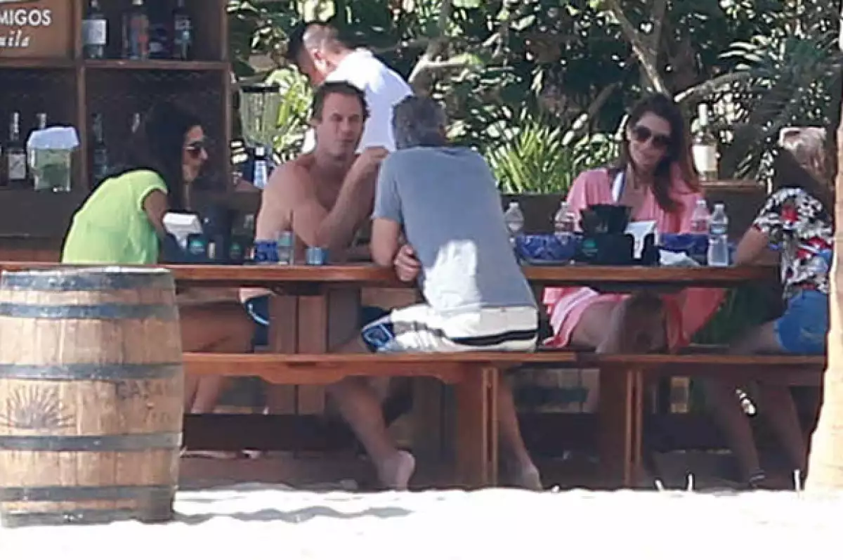 La pareja se encuentra en Los Cabos pero no están solos, varios amigos y familiares también viajaron para celebrar las fechas con ellos.