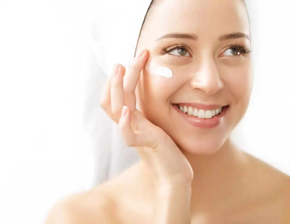 La contaminación seca la piel y es importante humectarla constantemente.