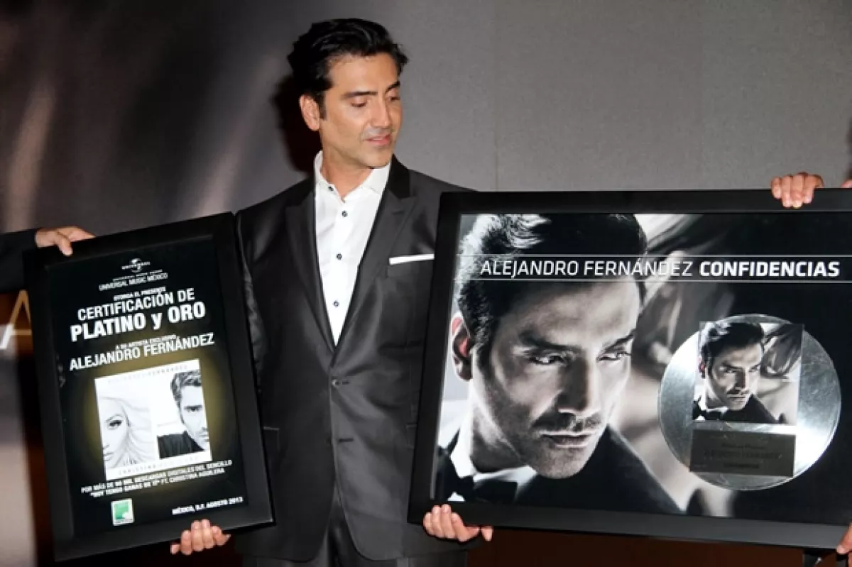 El Potrillo recibió un disco de oro y otro de platino por sus ventas.