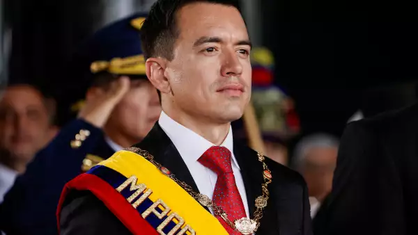 El presidente de Ecuador, Daniel Noboa, espera seguir su discurso a los legisladores, relatando sus esfuerzos para mejorar la seguridad y la economía desde que asumió el cargo, en la Asamblea Nacional, en Quito, Ecuador, el 24 de mayo de 2024.