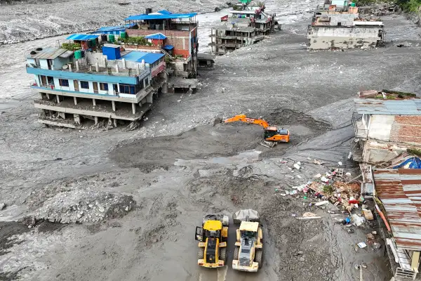 Excavadoras retiran lodo tras las inundaciones en Nepal