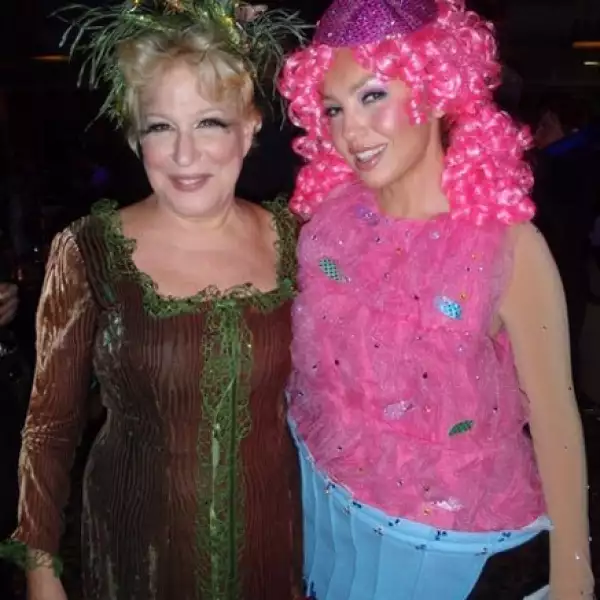 La guapa Thalía se tomó la foto con Bette Midler en la fiesta de Halloween Ball.