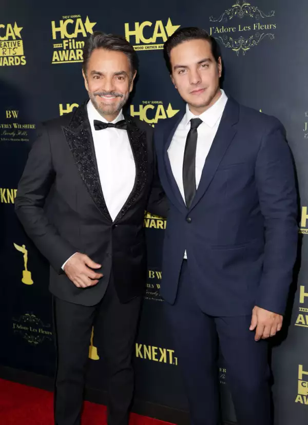 Eugenio Derbez y  Vadhir Derbez en los Critics Association's 2023 