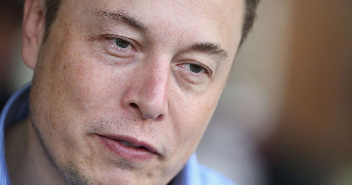 Anonymous amenaza a Musk y lo llama narcisista