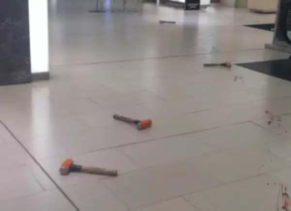 Los asaltantes utilizaron mazos para romper las vitrinas.