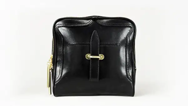 Con estilo minimal y en pequeño, este clutch de piel del diseñador Phillip Lim es cómodo y práctico.