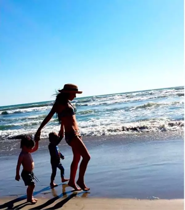 La conductora viajó hace unos meses a la playa con sus hijos y así de plano lucía su abdomen. ¿Se ve igual ahora?