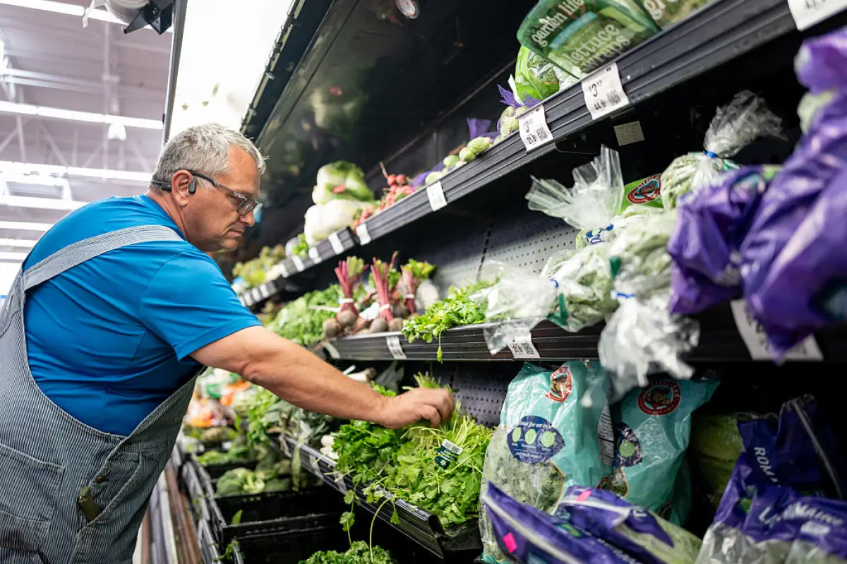 Un cliente compra cilantro en un Walmart Supercenter el 23 de julio de 2026 en Austin, Texas. El brote de ciclosporiasis, una enfermedad intestinal causada por el parásito microscópico Cyclospora cayetanensis, se ha extendido por varios estados y sigue siendo investigado por los funcionarios federales de salud después de que se informara de la primera aparición conocida de la enfermedad a principios de mayo.
