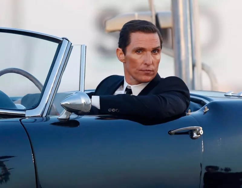 El actor fue captado realizando un comercial de Dolce and Gabbana en compañía de Scarlett Johansson y otro día en una firma de autógrafos, sin embargo, su rostro luce distinto. ¿Se habrá hecho algo?