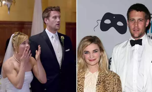 A diferencia de la novia, él no parece nada entuciasmado por la idea, ¿será porque no es su verdadera esposa?