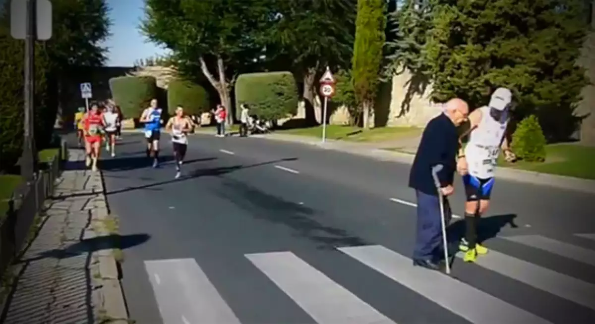 En 2014, el triatleta español Nacho Piedras paró durante una carrera para ayudar a un anciano a cruzar la calle, la imagen se hizo viral en internet.