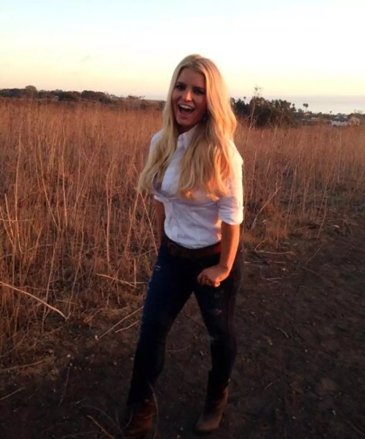 Este viernes Jessica publicó en Twitter una imagen en donde la vemos sonriente mientras presume en el campo una silueta digna de admirarse.
