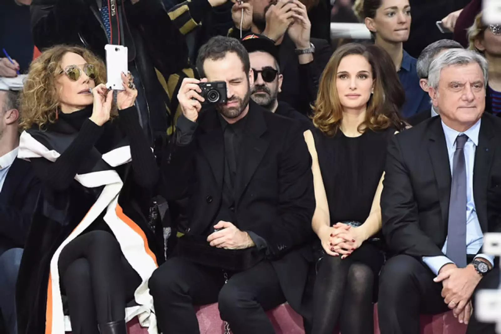 El Front Row de Christian Dior fue un éxito. Aquí vemos a Marisa Berenson, Benjamin Millepied, Natalie Portman y a Sidney Toledano.