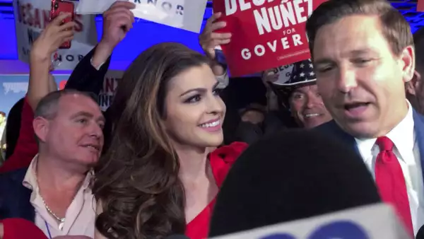 El agente político republicano Len Parnas apoya al candidato republicano a la gobernación Ron DeSantis y su esposa Casey con una credencial de "Invitado Especial" en esta captura de pantalla del video mientras DeSantis habla con la prensa en su partido de la victoria de la noche de las elecciones de mitad de período después de ser elegido gobernador de Florida en Orlando, Florida.