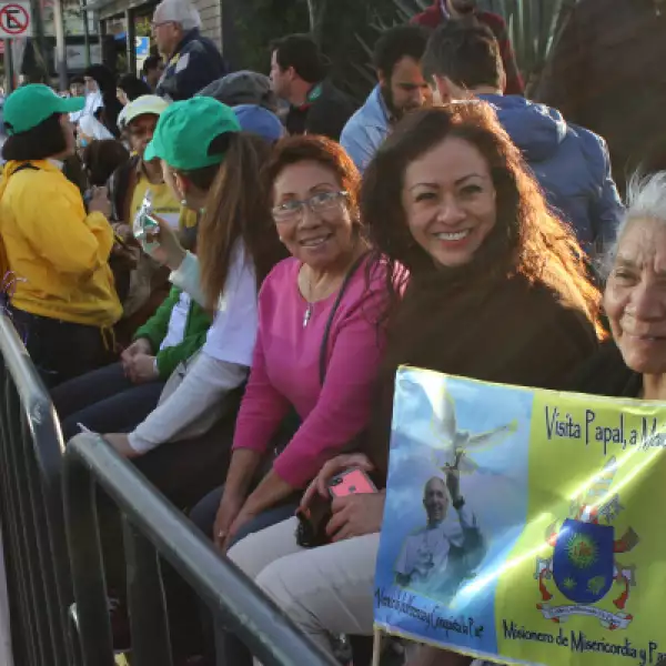 Cientos de capitalinos y foráneos apartaron su lugar en varios tramos de los 19 km de vallas para recibir a Francisco.