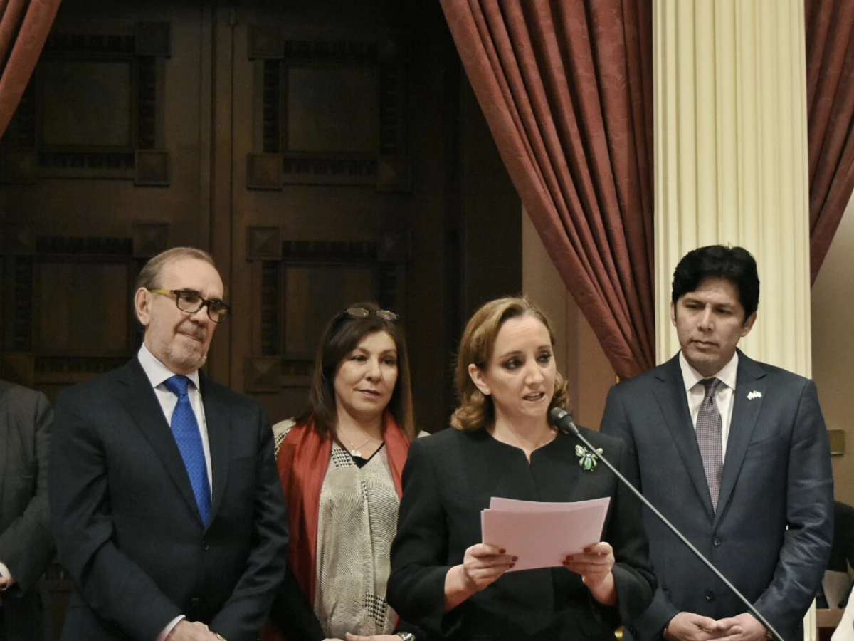 Claudia Ruíz Massieu (centro) señaló que México y California comparten una historia y herencia cultural muy próspera.