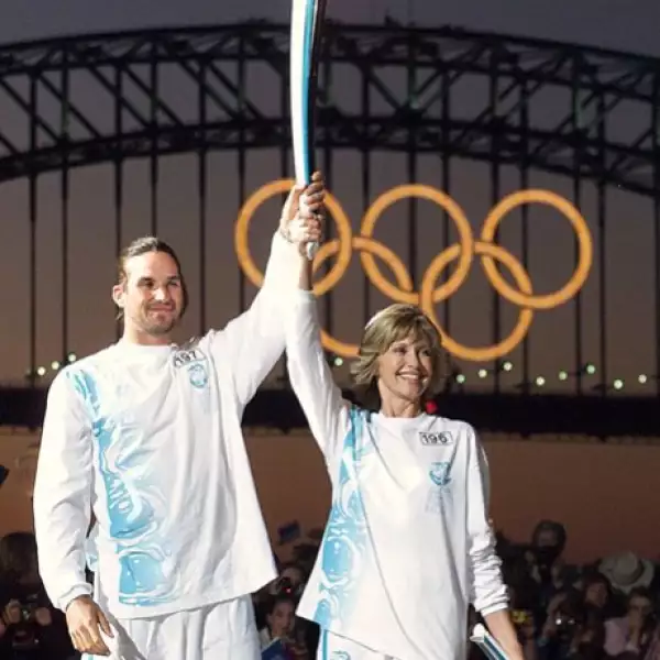 En septiembre de 2000 interpretó la canción Dare to dream, en la ceremonia inaugural de los Juegos Olímpicos de Sydney.