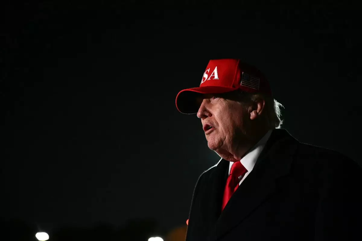 El presidente de los Estados Unidos, Donald Trump, habla a la prensa al llegar a la Base Conjunta Andrews en Maryland el 12 de abril de 2026. Trump está regresando a Washington, DC, después de asistir a un evento de UFC y pasar el fin de semana en su complejo Trump National Doral Miami