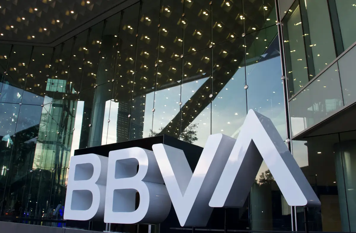 (Entrada a un edificio corporativo de BBVA en la CDMX)