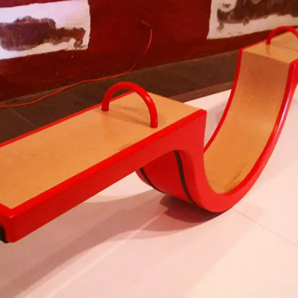 1.	Bimbalete es un sube y baja hecho con MDF en un formato portátil ideal para jugar en interiores y exteriores. Diseño: Déborah Ireri Orozco Sánchez.