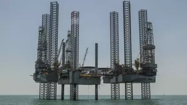 Las plataformas ancladas enfrente del puerto de Ciudad del Carmen requieren de personal y diesel a pesar de no realizar actividades.
